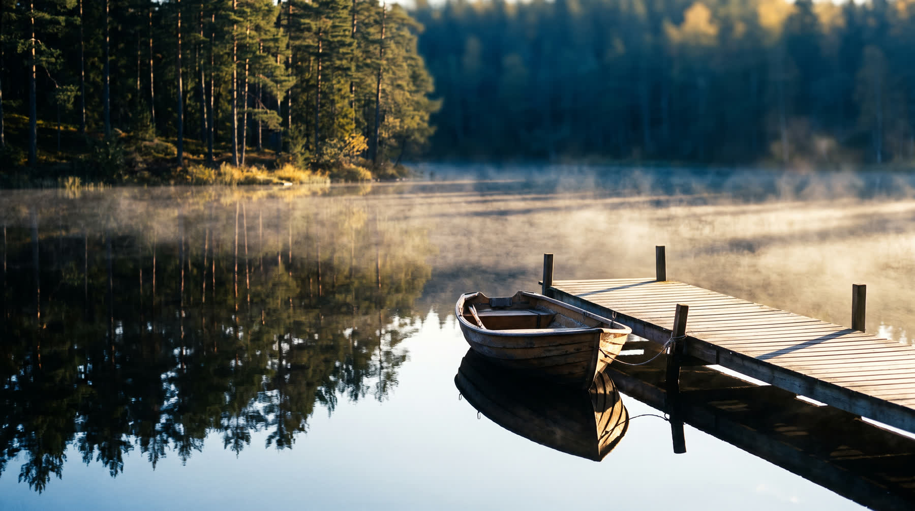 See mit Steg im Morgennebel, Stimmungsbild Småland (KI-generiert)