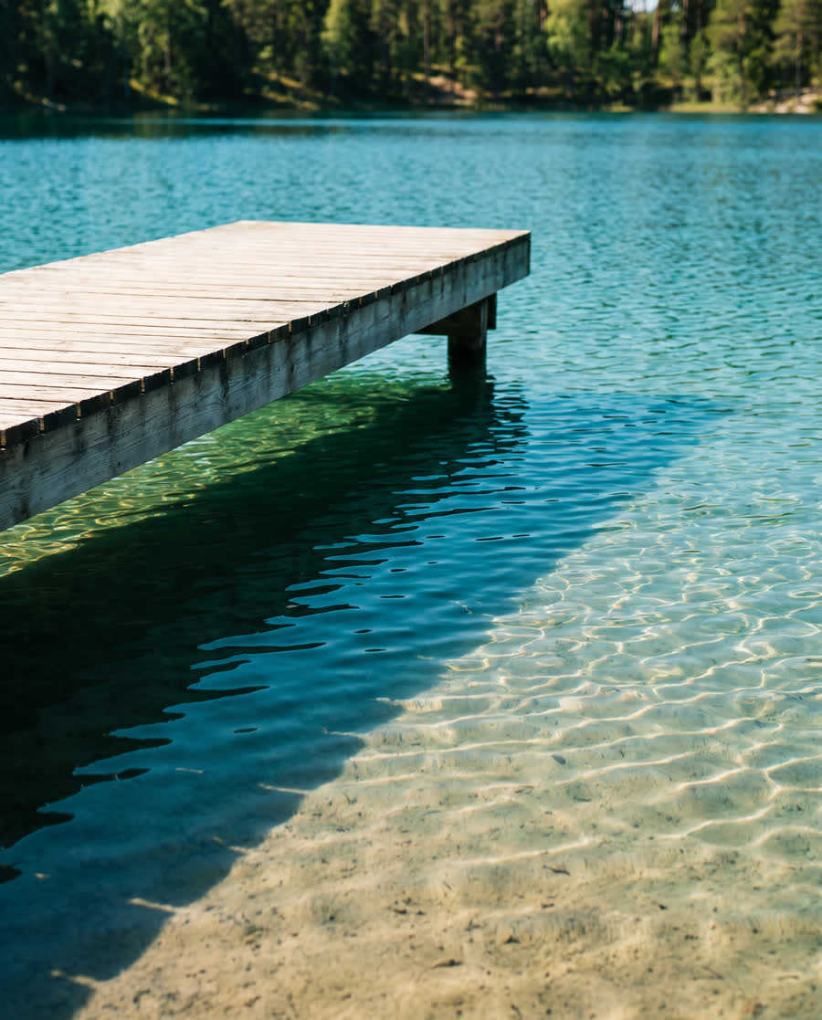 Klares Seewasser an einem Sommertag, Stimmungsbild (KI-generiert)