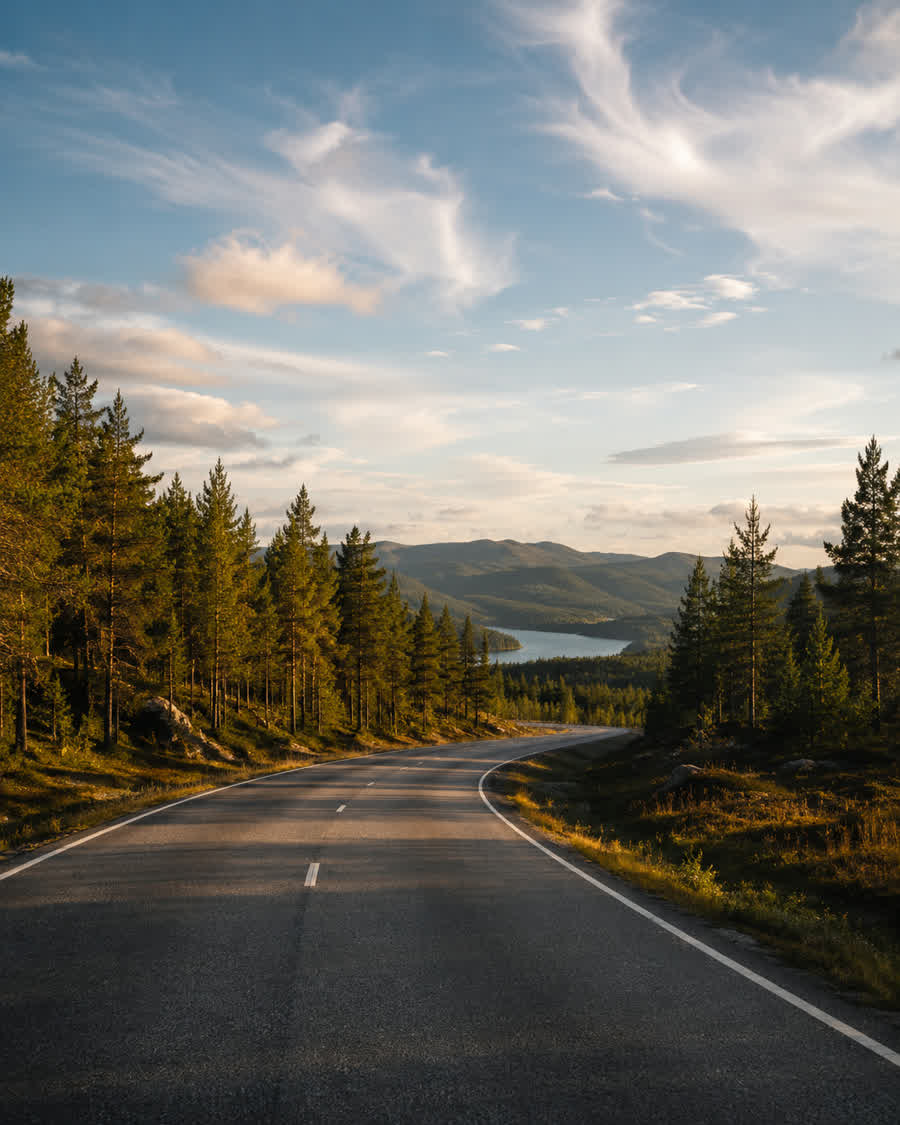 Landstraße durch die schwedische Wald- und Seenlandschaft, Stimmungsbild