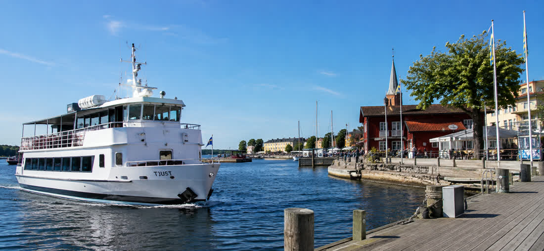 Ausflugsboot im Tjust-Schärengarten vor Västervik, Stimmungsbild