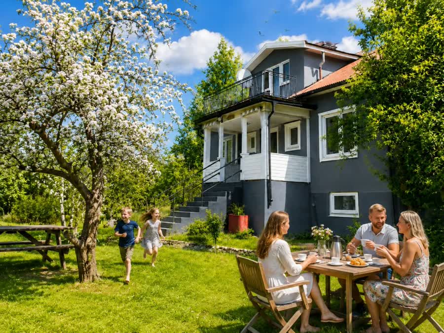 Ferienhaus Ullevi in Totebo, Småland, Familie im Garten